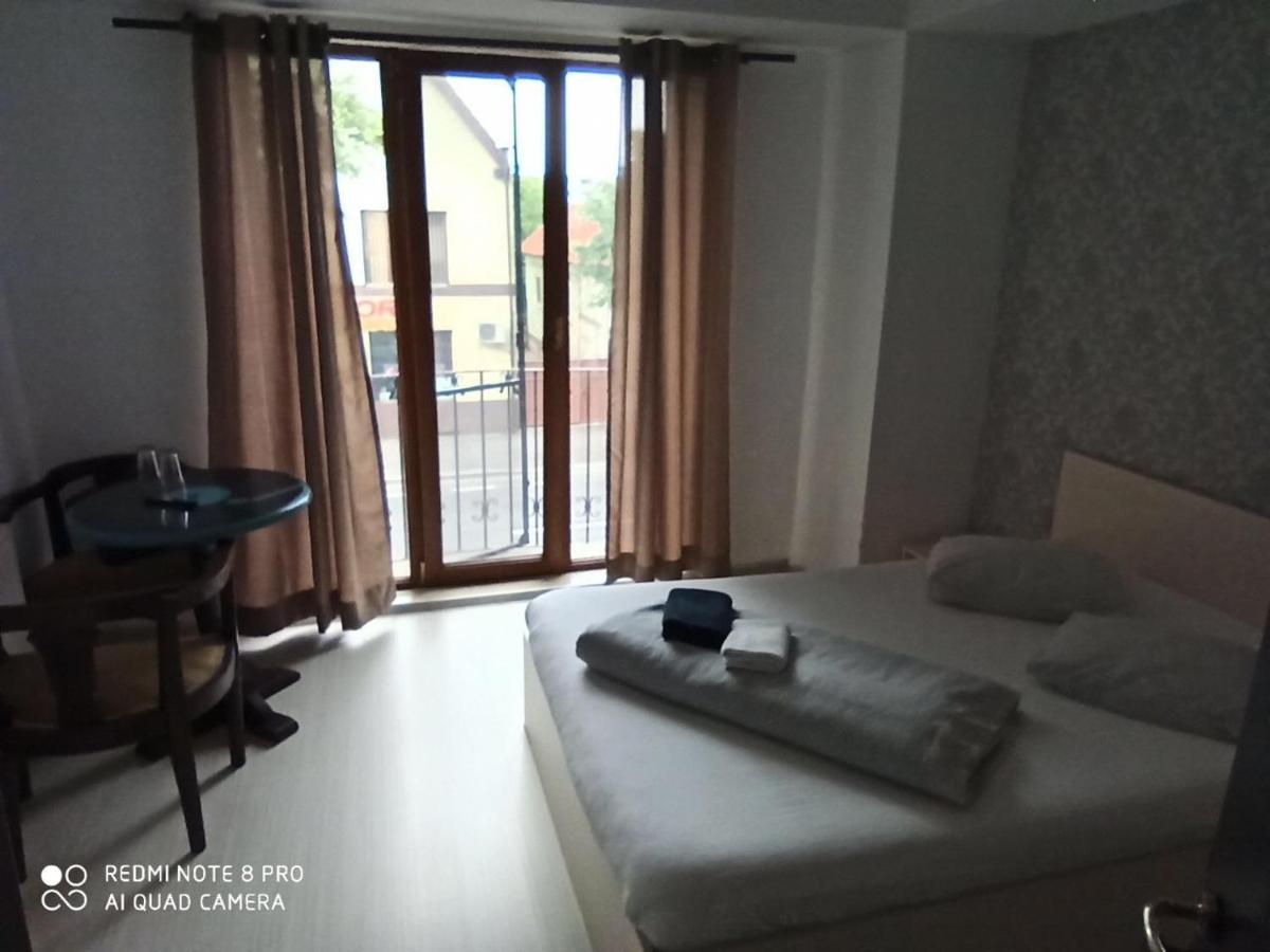 Quik Hotel Braşov Esterno foto