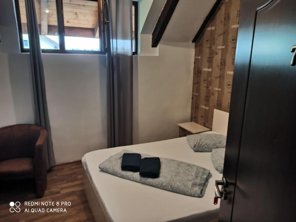 Quik Hotel Braşov Esterno foto