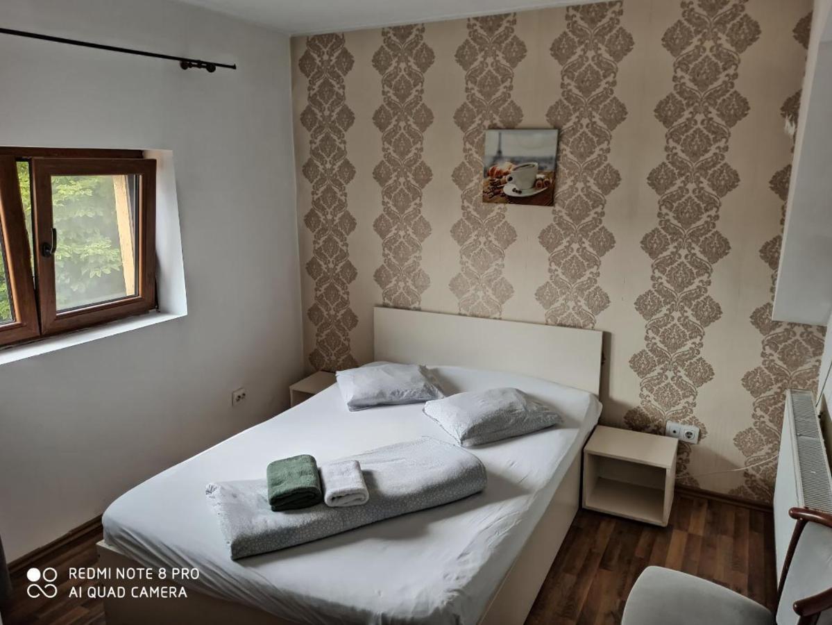 Quik Hotel Braşov Esterno foto
