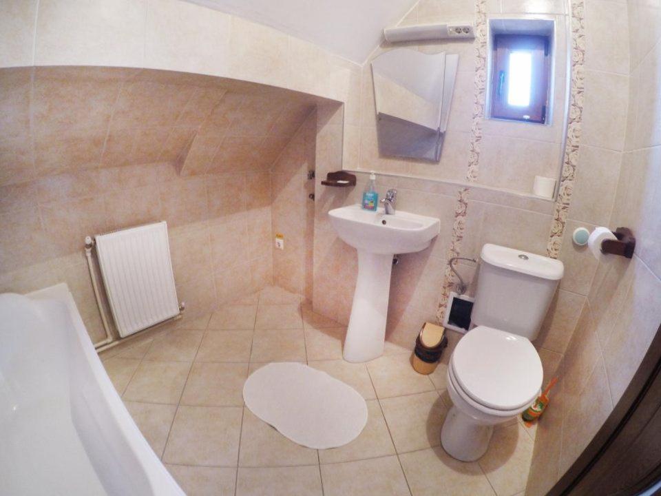 Quik Hotel Braşov Esterno foto